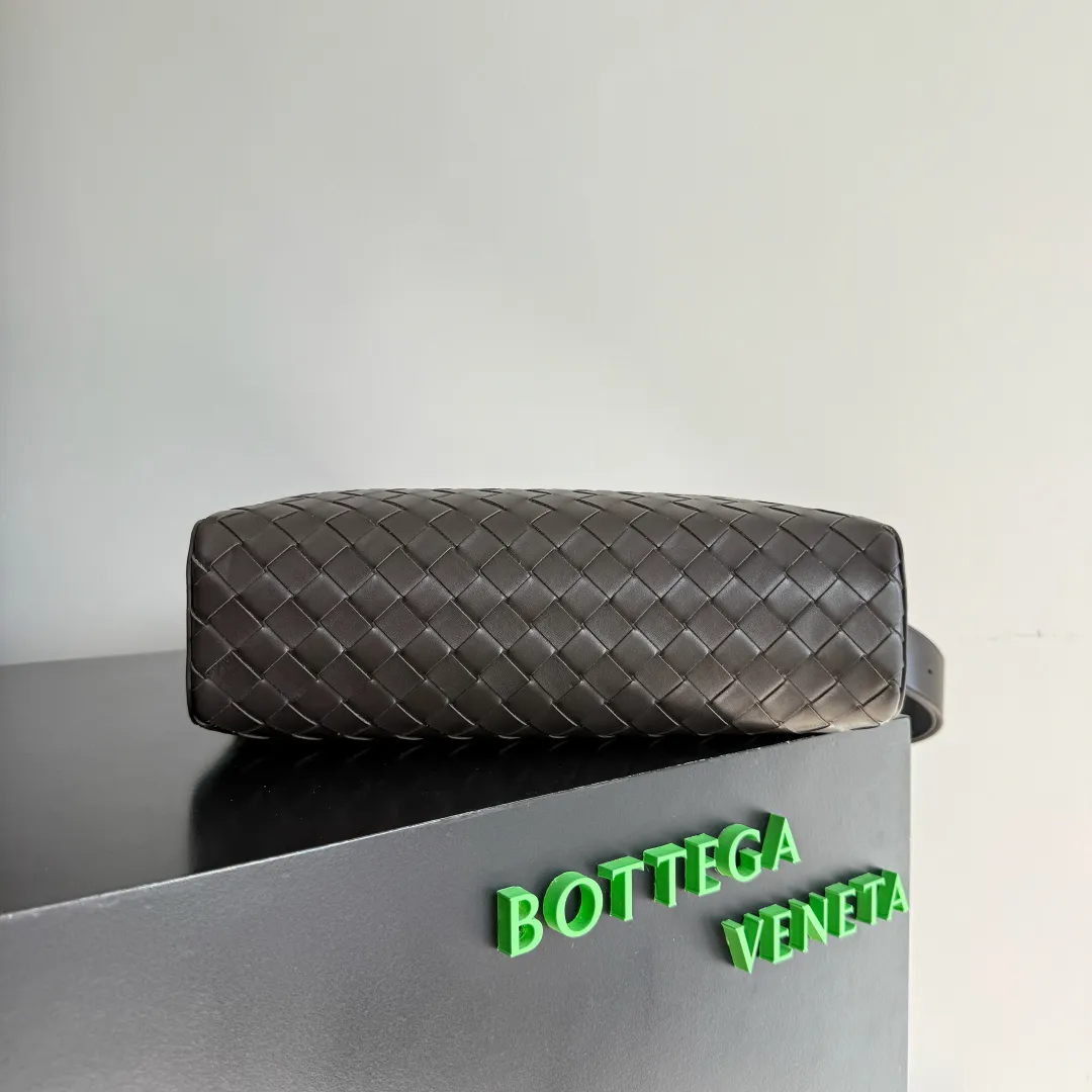 Batch 1920 🎁BOTTEGA VENETA new woven Tribeca handbag Double zipper design + super clear inner layering, sufficient capacity without clutter; small items can be stored in an orderly manner for daily commuting and short trips 🗂 Equipped with a comfortable wide shoulder strap, it can be worn on the shoulder, crossbody, or in the hand, and the carrying method is super flexible. Style number: 836016 Size: 30.5*20*9cm Color: black brown